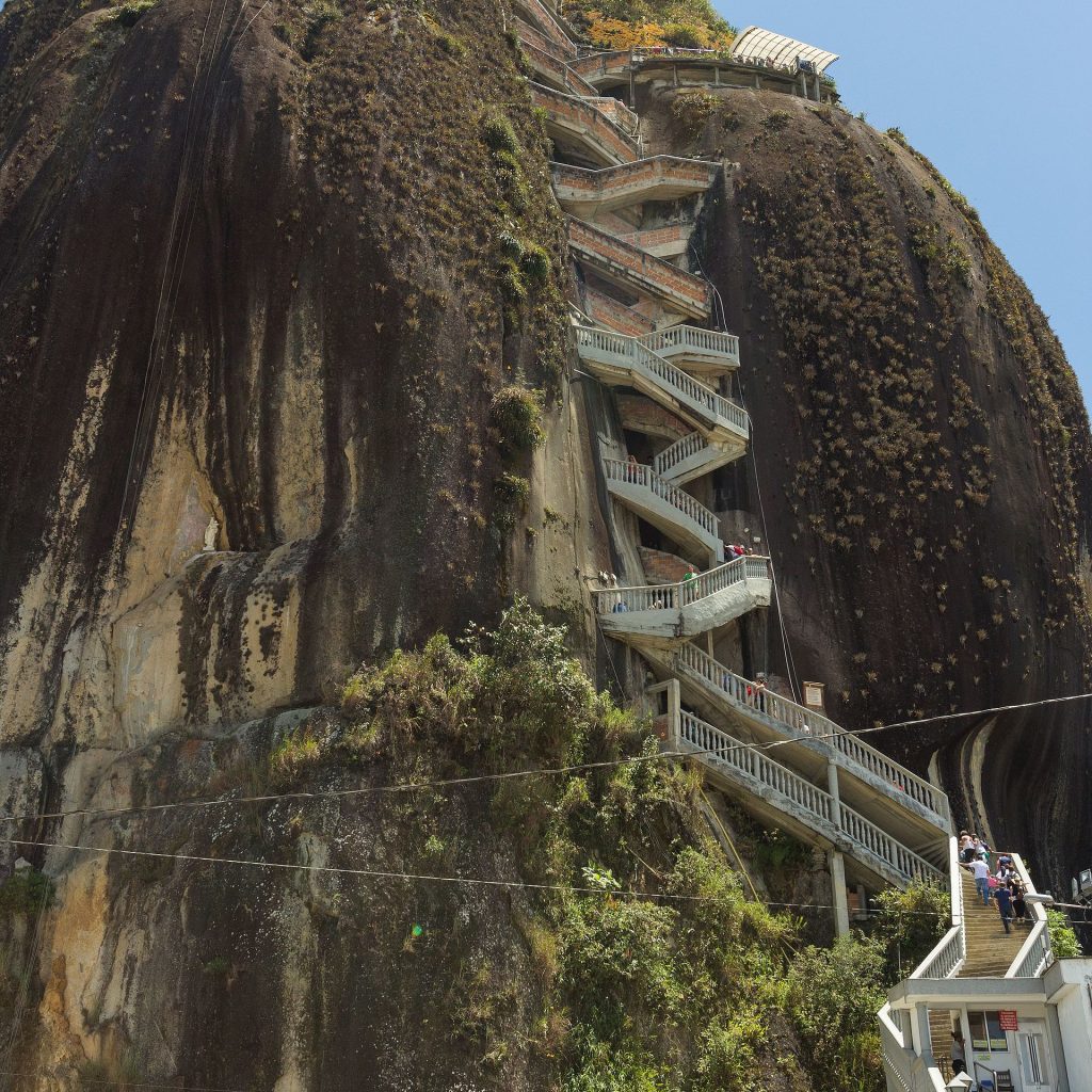 Vista de Guatapé y la Piedra del Peñol