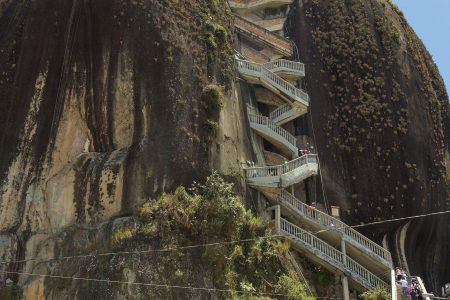 Vista de Guatapé y la Piedra del Peñol