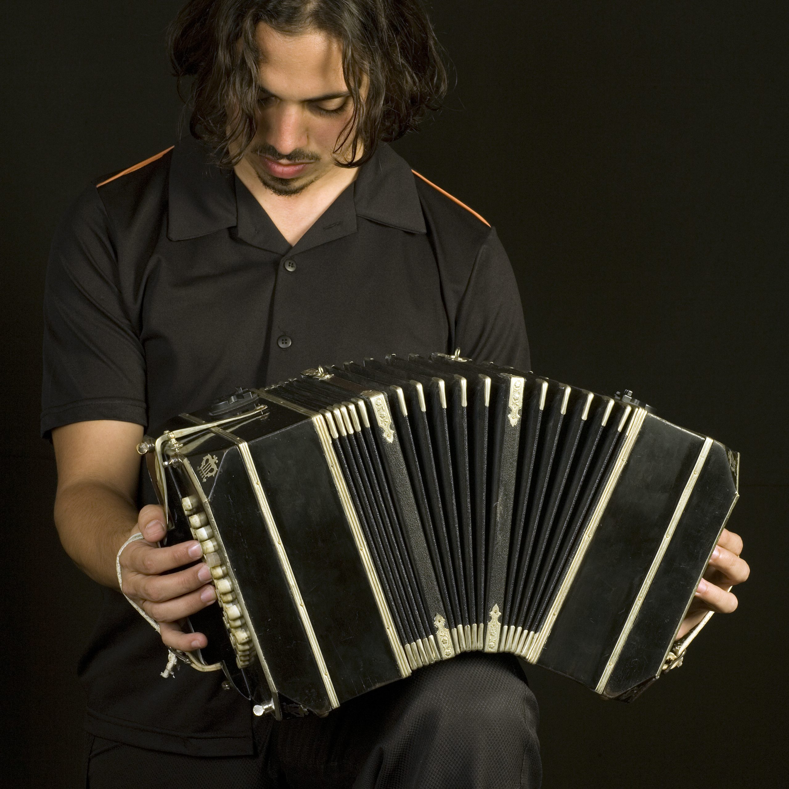 Músico con bandoneón, instrumento típico del tango (imagen ilustrativa)